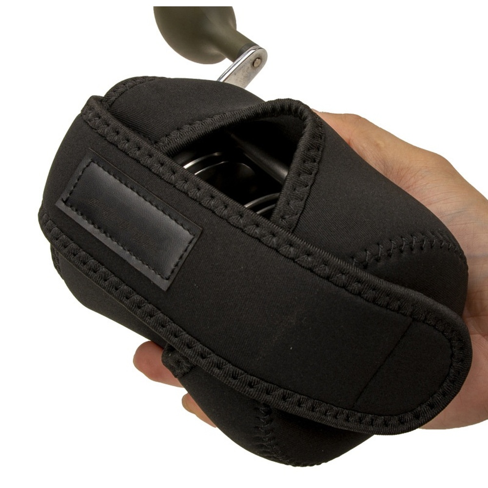 Reel Bag - ベイトキャスティングリールとドラムリールに対応した、黒色の伸縮性のあるネオプレン製リールバッグ。サイズは43.5x9.5x14cmと50x13.5x14.5cmの2種類。